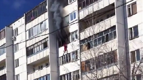 В Казани мужчина, спасаясь от пожара в своей квартире, сорвался с 7 этажа. Жуткое ВИДЕО