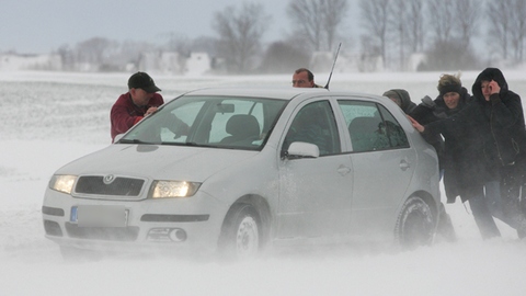 В Югре полсотни автомобилей на двое суток застряли в снегу по дороге на рыбалку