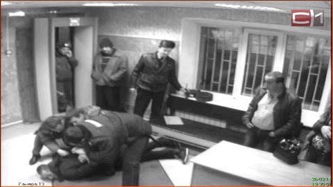 В Нефтеюганске пьяный дебошир напал на полицейского. ВИДЕО