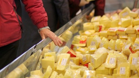Российские конфеты и сыры изымают из украинских торговых сетей