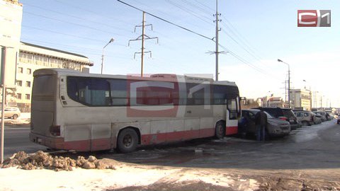  Внимание, гололед! В Сургуте рейсовый автобус протаранил 2 иномарки. ВИДЕО