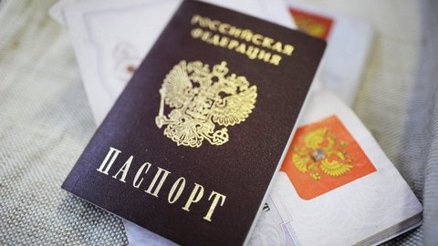 80 000 крымчан получили паспорта РФ, 16 — отказались