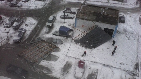 В Нижневартовске с крыши школы ветром сорвало кровлю