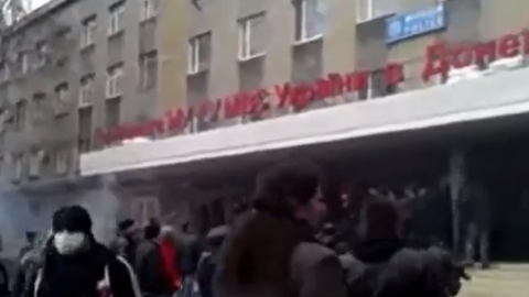 В украинской Горловке митингующие захватили здание милиции. ВИДЕО