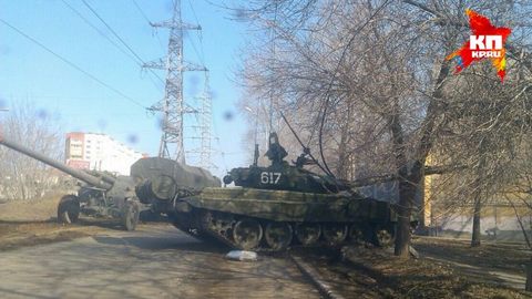 Прицельное попадание: в Екатеринбурге на репетиции парада танк снес столб