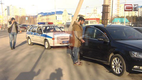 Около ГИБДД в Сургуте остановили колонну машин - не БПАН. ВИДЕО
