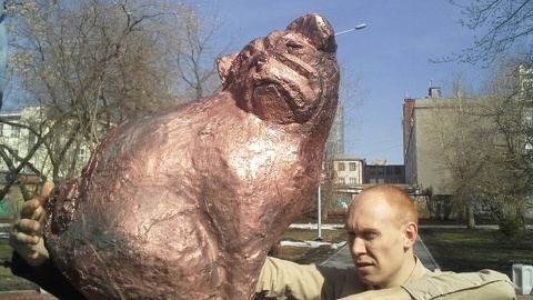 В Екатеринбурге появился памятник справляющему нужду мопсу. ФОТО