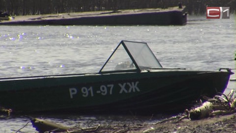 В Сургутском районе перевернулась лодка с тремя рыбаками