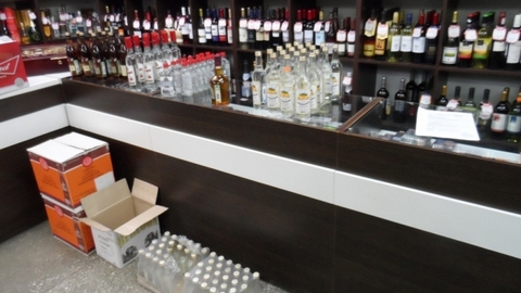 В Сургуте бизнесмен больше полугода торговал контрафактным алкоголем