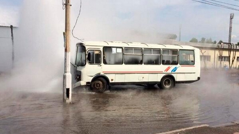В Сибири автобус с пассажирами упал в яму с кипятком. Два человека в реанимации