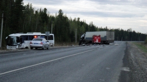 Автобус, ехавший в Ханты-Мансийск, столкнулся с грузовиком. Водитель погиб