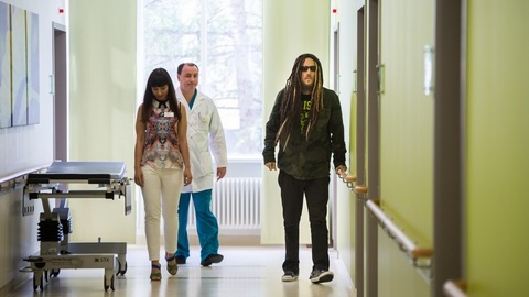 После срочной операции гитариста "Korn" выписали из уральской клиники