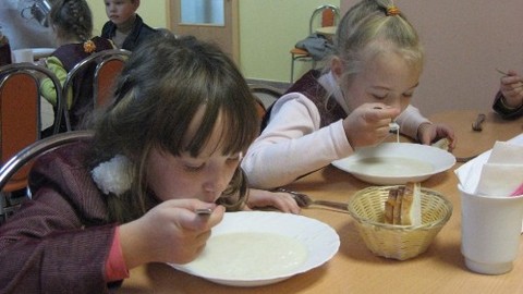 И снова каша! Школьный завтрак породил новый скандал в Сургутском районе