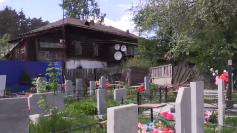 Жители Сысерти вынуждены жить на кладбище: свежие могилы врезаются в их бараки, на заборах висят венки
