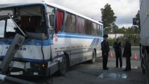 В Когалыме грузовик протаранил пассажирский автобус, двое человек пострадали