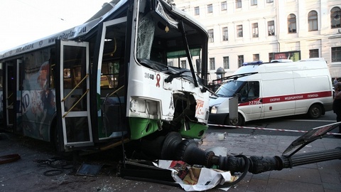 В Санкт-Петербурге автобус протаранил на остановке десятки людей. ВИДЕО