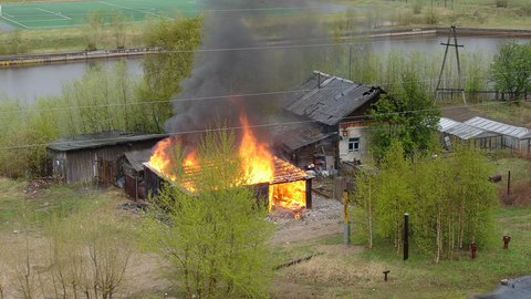В Сургуте на пожарище, где погиб бездомный, снова сгорел пустующий дом. ФОТО