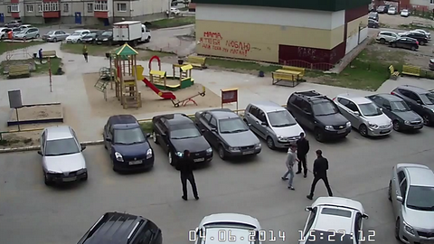 В Сургуте произошла драка из-за автоледи, учинившей автомобильный затор во дворе. ВИДЕО