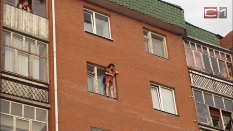 В Сургуте девушка пыталась покончить с собой, прыгнув с 4 этажа. ВИДЕО 