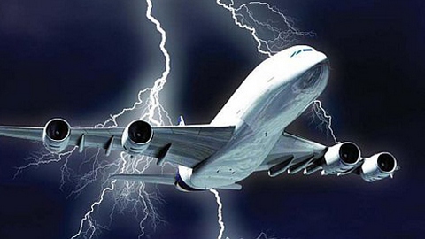 В самолет «красной фурии», потерпевшей фиаско на ЧМ в Бразилии, ударила молния