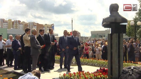 В Нефтеюганске почтили память первого мэра Владимира Петухова