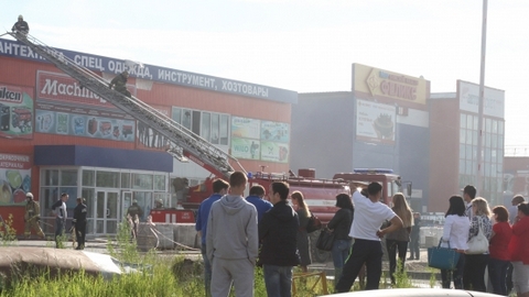 В Сургуте на Нефтеюганском шоссе горел магазин строительных инструментов