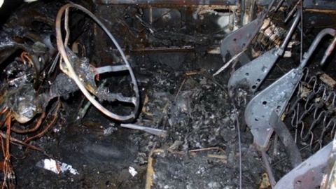 В сургутском дворе загорелась бесхозная «Мазда», ставшая ночлежкой для бомжей