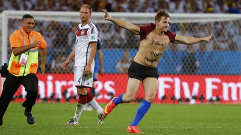 Полуголый российский фанат выбежал на поле во время финала ЧМ-2014 и пытался поцеловать немецкого футболиста