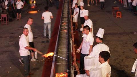 В Китае приготовили самый длинный в мире шашлык