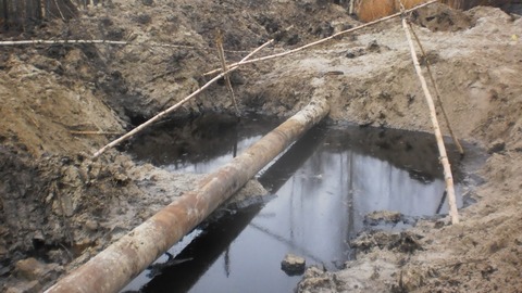 Прокуратура в Югре требует прекратить эксплуатацию аварийного нефтепровода "Роснефти"