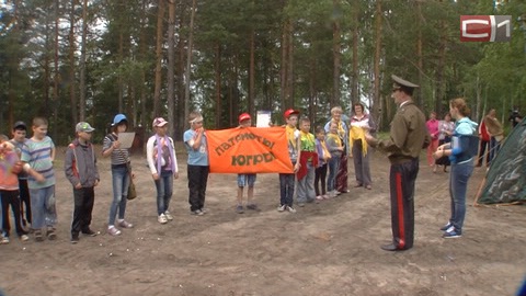 Разминировали поле и вернули боевое знамя. В Сургуте подростки играли в «Зарницу»