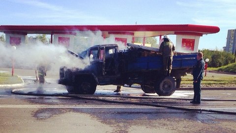 В Сургуте на улице 30 лет Победы сгорел грузовик 