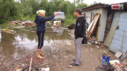Жители поселка Лунный ходят по дому в резиновых сапогах: там все еще царит «сургутский потоп»