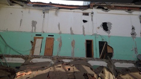 Обрушилась кровля спортивного блока сургутской школы. ЧП произошло во время ремонта 