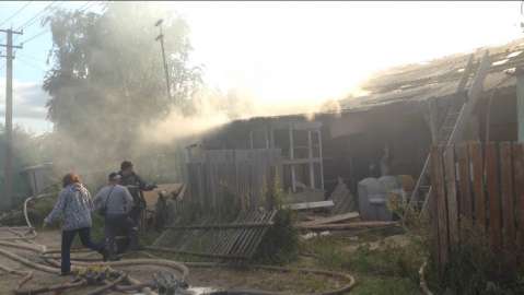 Больше часа тушили пожар в поселке Взлётном. Горел многоквартирный дом.ВИДЕО