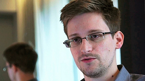 Сноуден получил в России вид на жительство на три года
