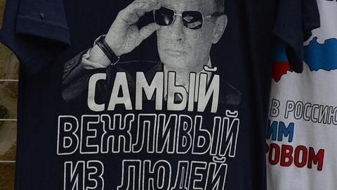 «Нас не догонят». Майки с портретом Путина стали трендом сезона