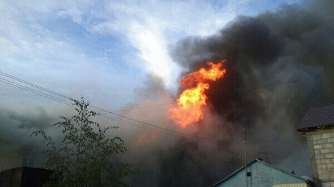 В Нефтеюганске горел жилой дом. Пожар был виден еще на подъезде к городу. ФОТО