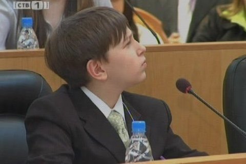 Школьники Сургута посидели в депутатских креслах