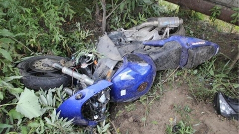 Мотоциклист без прав разбился, въехав в бетонное ограждение в Сургуте