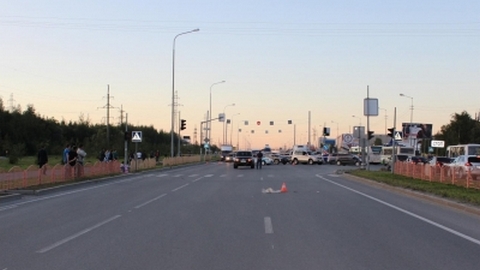 Volkswagen в Сургуте сбил 4-летнего ребенка, перебегавшего дорогу на «красный»