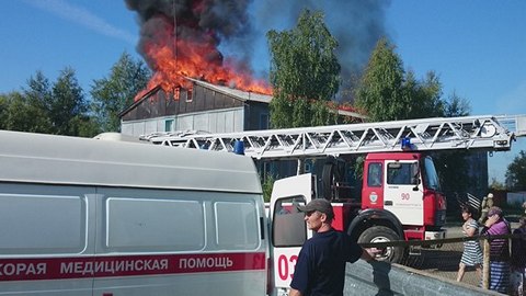 Почти сто человек тушили горящий жилой дом в Нижневартовске