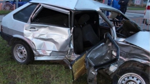 Смертельное ДТП в Сургуте: Mazda вылетела на перекресток на «красный» и врезалась в ВАЗ
