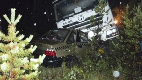 Ночью в ДТП под Когалымом погибла женщина. Ее автомобиль почти полностью смяло грузовиком