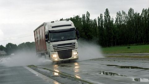За проезд по югорским дорогам владельцы тяжелых грузовиков будут платить больше