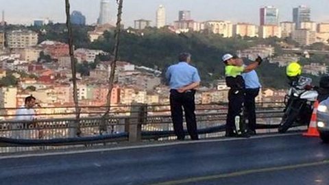 Турецкий полицейский сделал селфи на фоне самоубийцы, который спрыгнул с моста