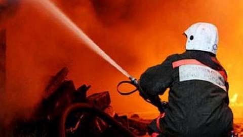 В Сургуте при пожаре в остановочном павильоне погиб человек