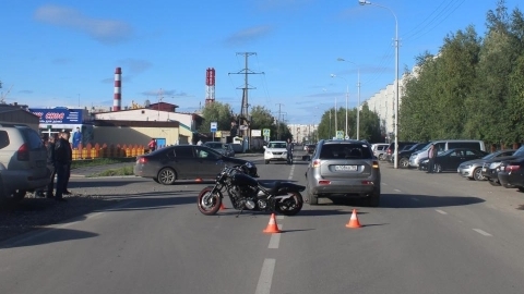 В Сургуте мотоцикл столкнулся с двумя автомобилями