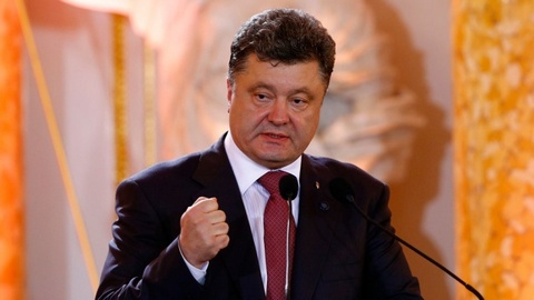 Порошенко одобрил санкции в отношении России: Украина запрещает транзит газа и полеты
