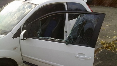 Ночью  в Омске неизвестные разбили боковые стекла сразу у 14 автомобилей 